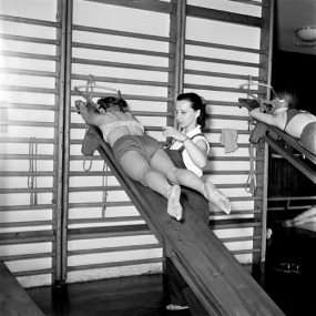 Cvičení dětí na nářadí v hlavním obytném prostoru, únor 1955, foto: Miloš Budík