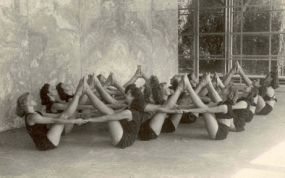 Dorostenky ve škole Karly Hladké v hlavním obytném prostoru, 1945–1950
