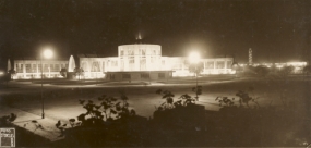 Hlavní Uměleckoprůmyslový palác při nočním osvětlení, dnes pavilon A, 1928
