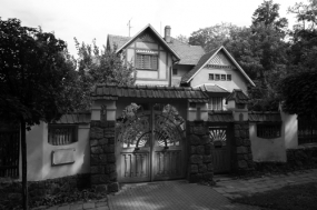 Pohled na Jurkovičovu vilu se vstupní bránou, 2005, foto: David Židlický
